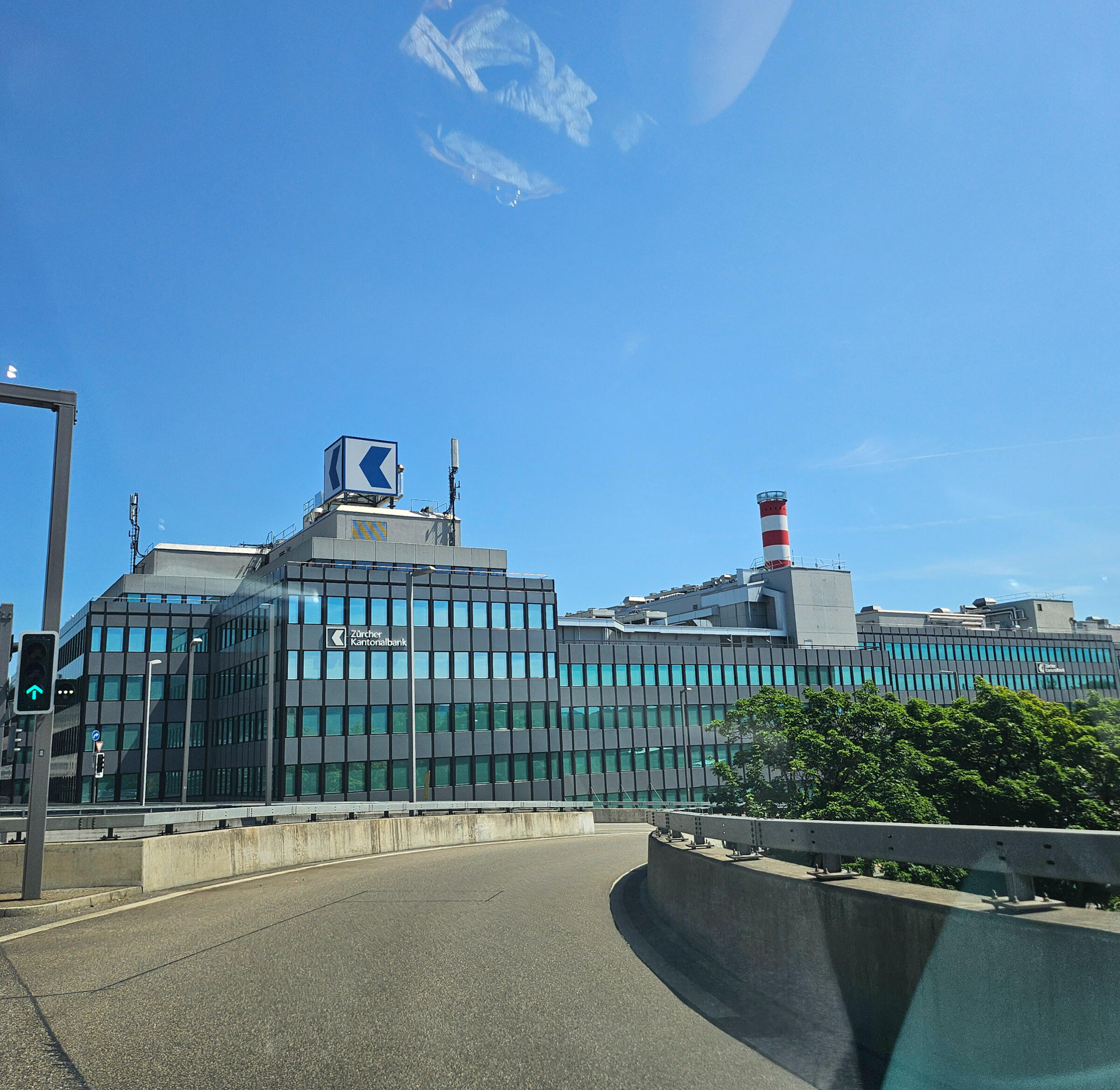 Technik-Kanal übere mehrere Geschosse und Gebäude. Stahl tragkonstruktion, Blechverkleidung, Verteilhäuschen etc. Metallbauplanung Schweiz, Metallbau Planungsbüro, Planer Metallbau, Metallbauplaner, Metallbauplanung, externer Planer, externer Projektleiter, Metallbau Ausschreibungen, Metallbau Planungsbüro Ostschweiz, Metallbau