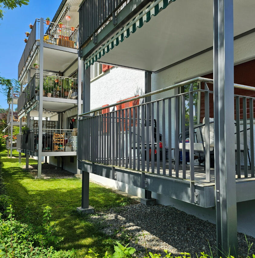 Balkonanlagen Saumackerstrasse Zürich – BKP 213 Stahlbau und Geländer Stahlbalkon mit Betonbodenplatte, Metallgeländer und Trennwand an einem Wohngebäude in Zürich.