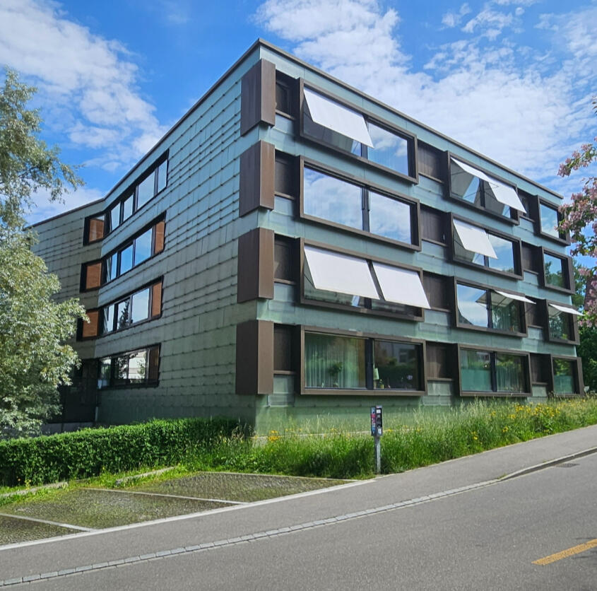 Alterszentrum Effretikon – Glas-Schuppenfassade und Metallbauarbeiten, Fassadenbekleindungen aus Metall und Glas Alterszentrum Effretikon mit Glas-Schuppenfassade, Fenstereinfassungen, Sonnenschutz und Blechverkleidungen.